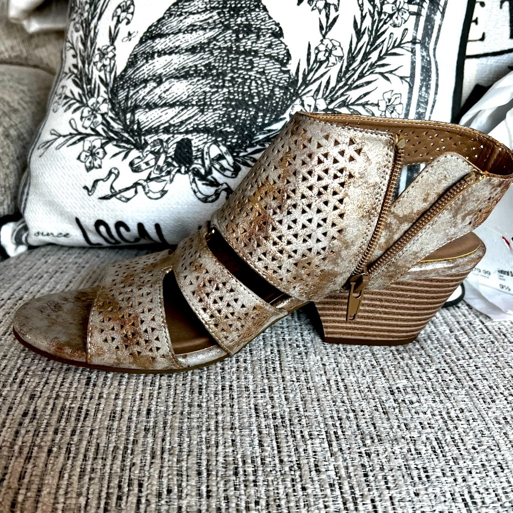 Soul Natural Des Gold Sandals
